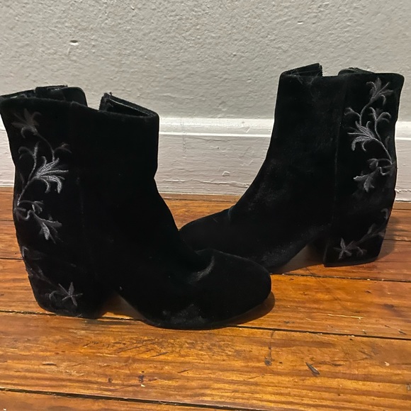 Black velvet ankle booties - Picture 3 of 4